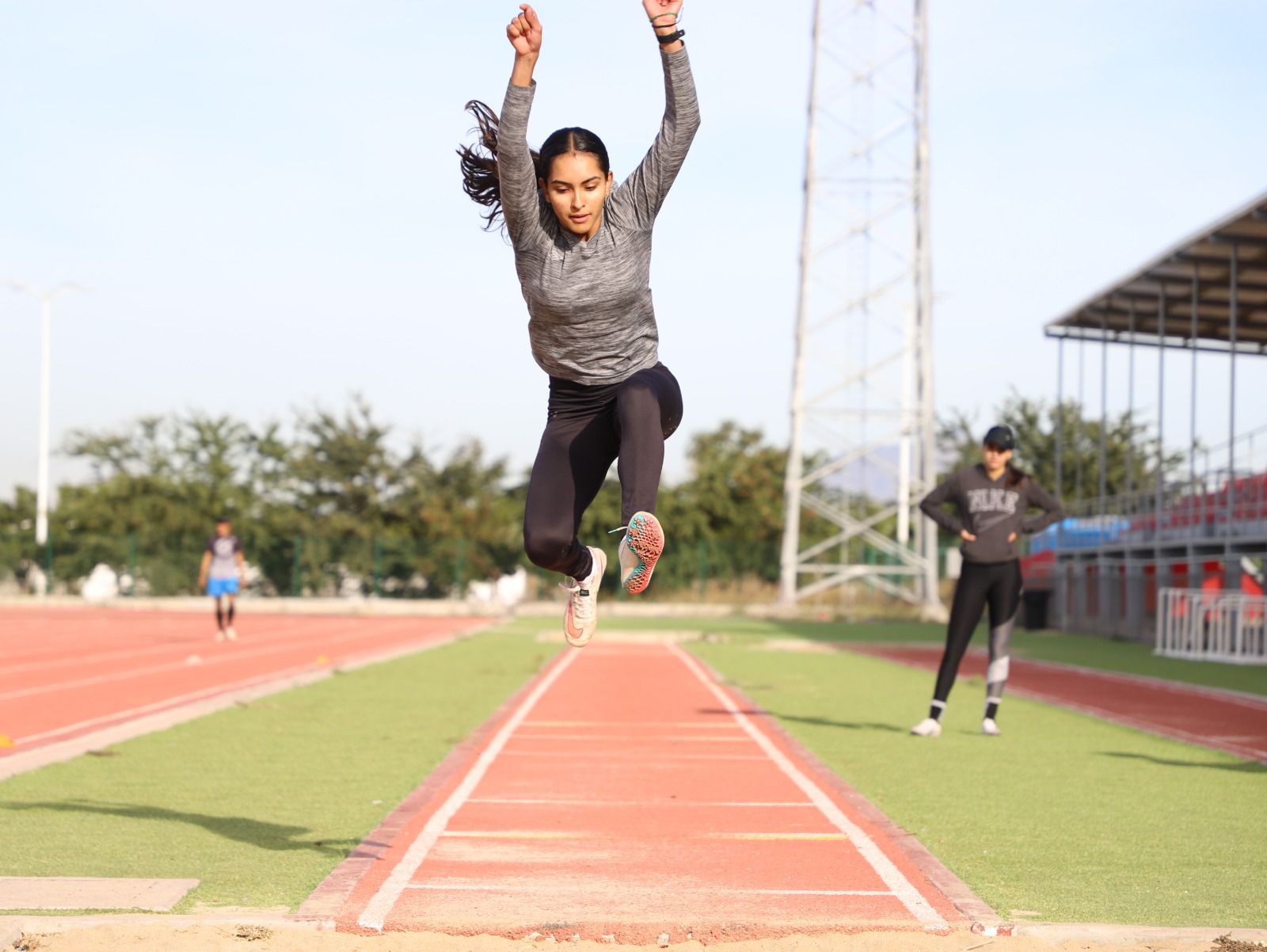Deportistas entusiasmados por reapertura de la pista de atletismo del ISDE