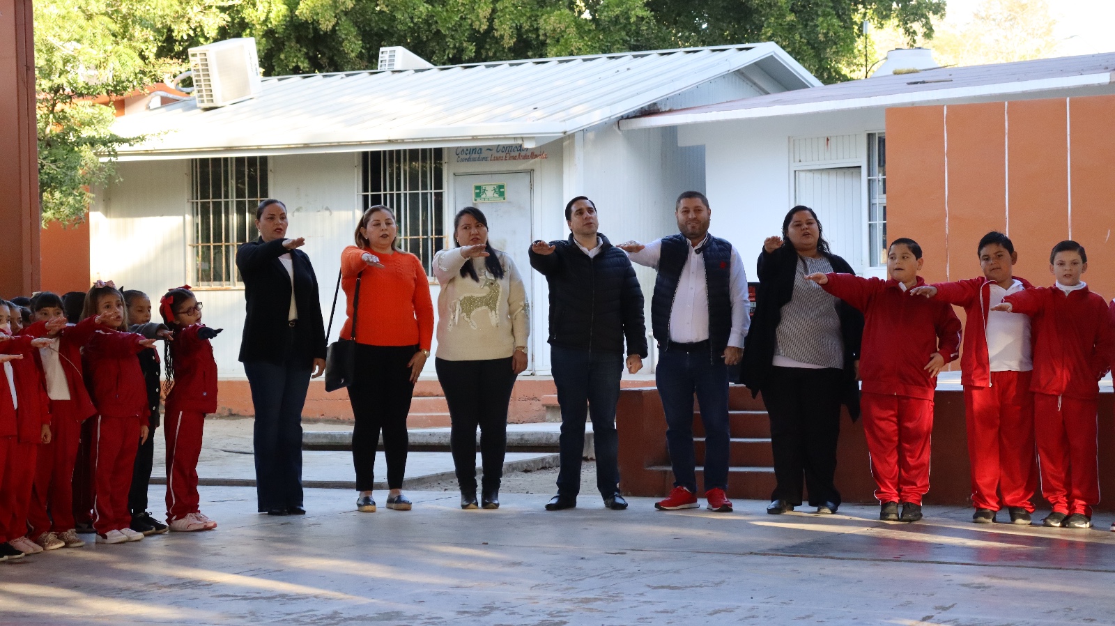 Alcalde de Badiraguato visita escuelas en su regreso a clases