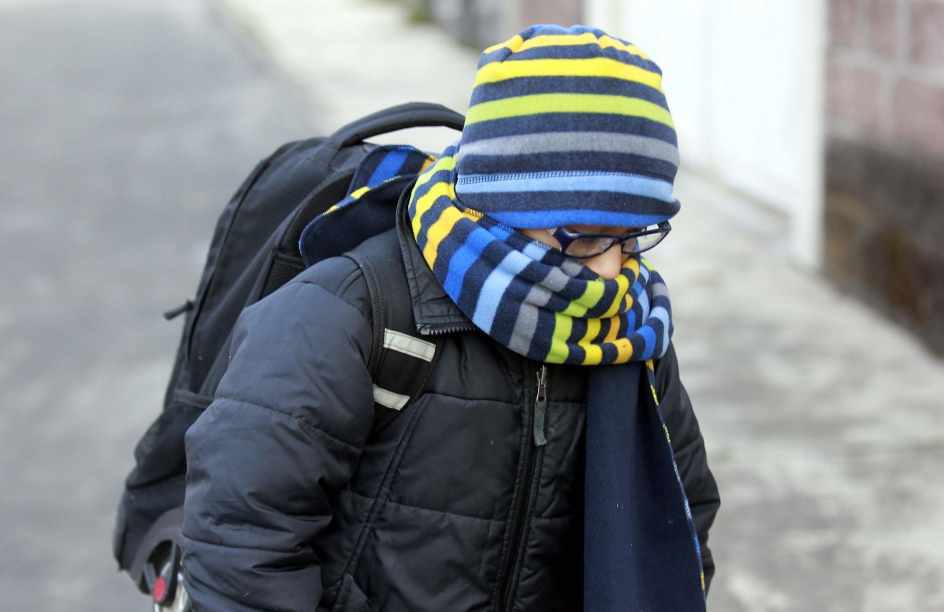 Uniforme listo, mochila lista… y ¡el suéter! Frío regreso a clases hoy en Sinaloa