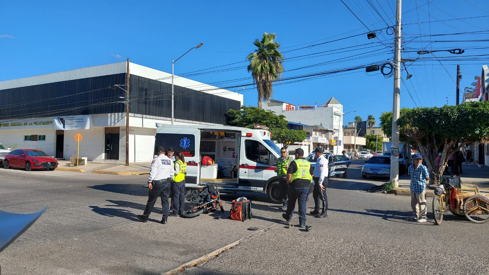 Repartidor de pollos sufre accidente tras impactarse contra una Vagoneta en Los Mochis