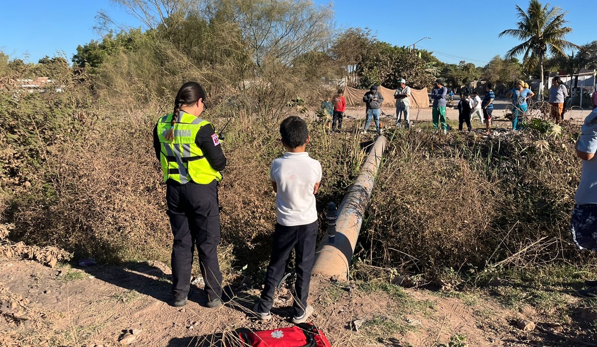 Rescatan a mujer que cayó a dren en Los Mochis