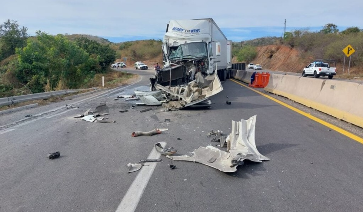 Revolvedora de cemento provoca choque entre dos tráileres en Mazatlán; hay un lesionado