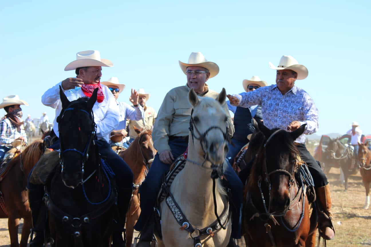 ¡De jinete! Rocha Moya, invitado especial en la 20ava Cabalgata de la Familia Escobar en Mazatlán