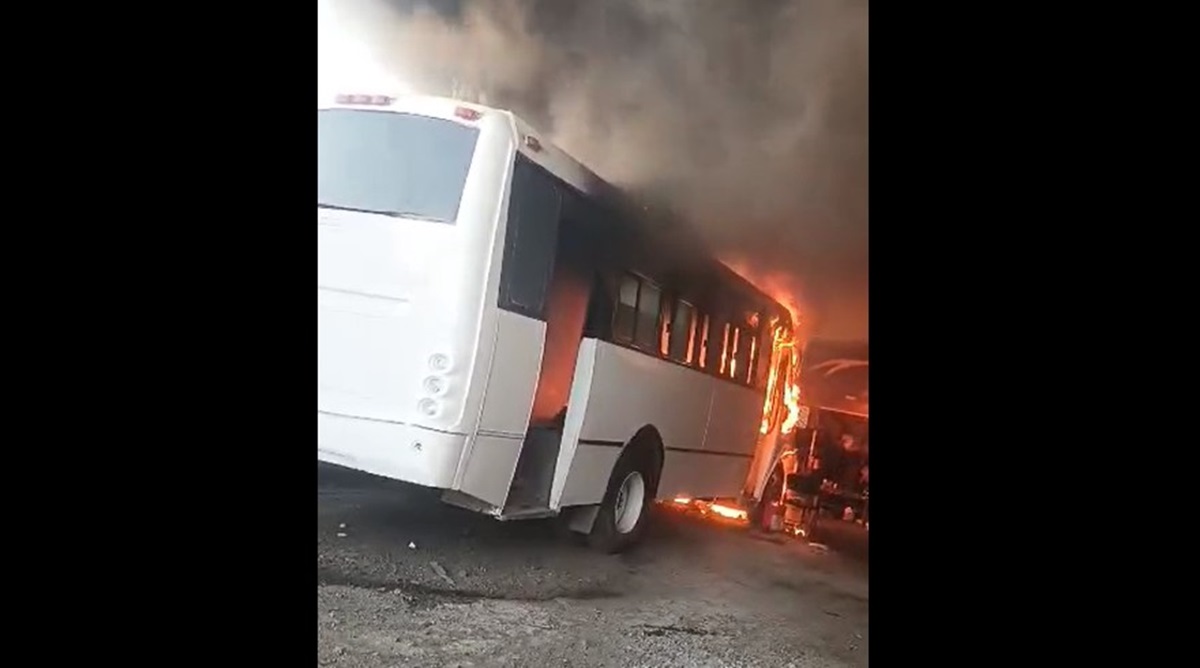Camión urbano se incendia en taller mecánico de Mazatlán