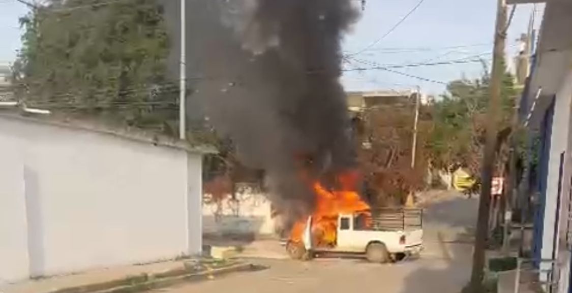 Pensaron que era ‘culiacanazo; se incendia camioneta en Villa Unión