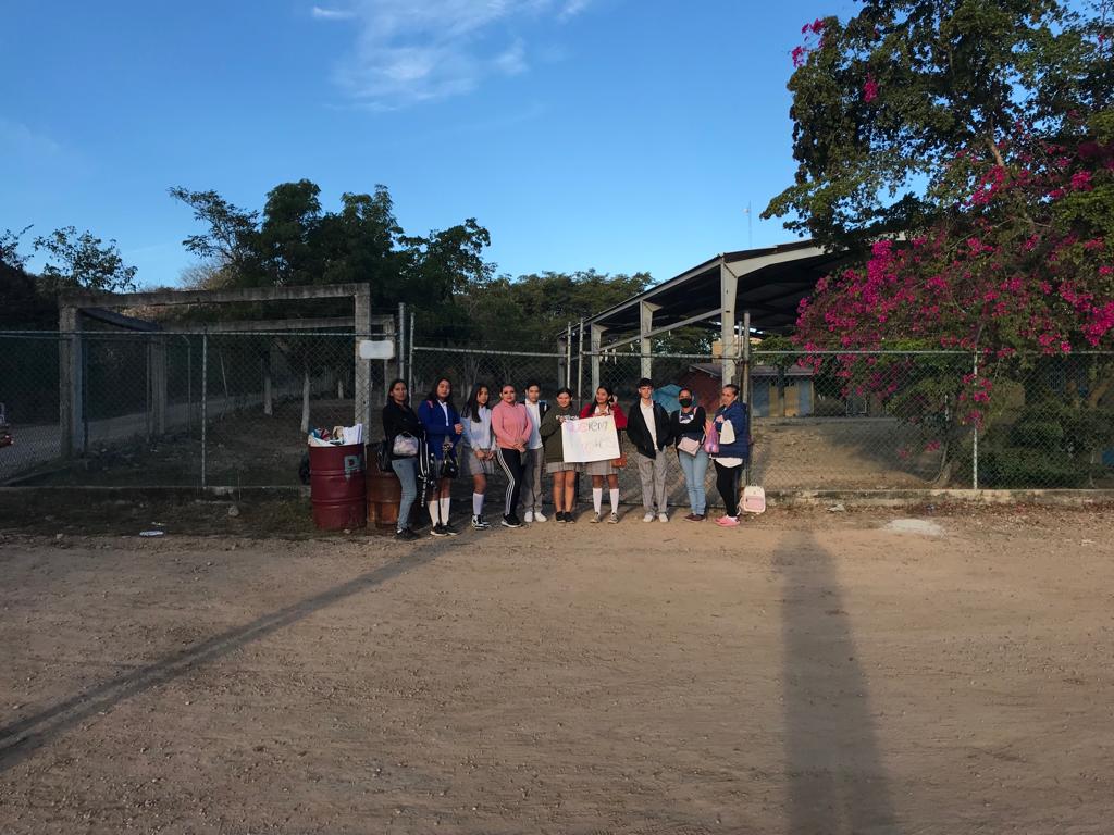 Sin maestros y sin clases; se manifiestan padres y alumnos en Telesecundaria de El Vainillo, en Mazatlán