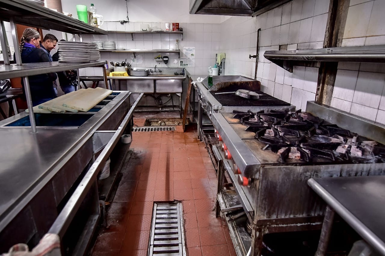 Inicia la supervisión de restaurantes en Mazatlán para evitar tapones de grasa y derrames de drenaje