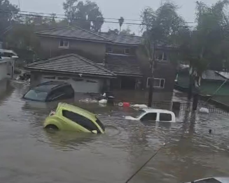 ¡Caos por lluvias en Tijuana! Inundaciones, accidentes, gente atrapada, un gran socavón, y más