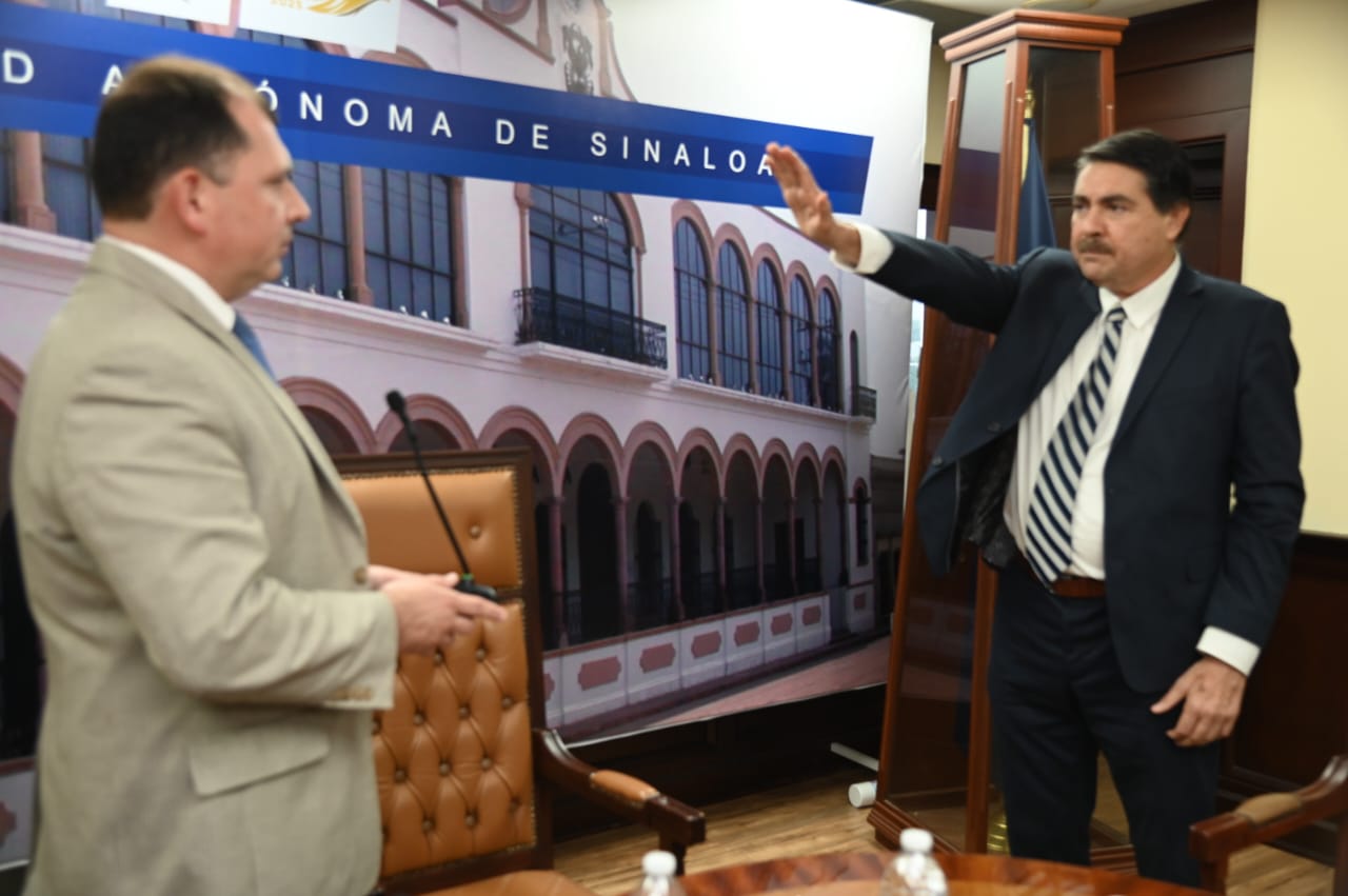 Eleazar Angulo López rinde protesta como nuevo secretario de Administración de la UAS