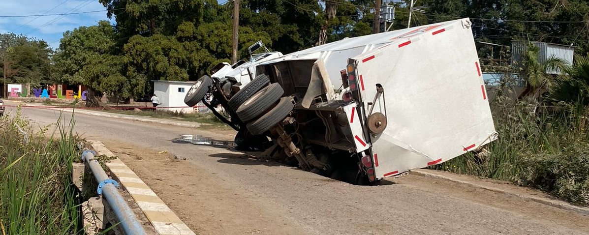 Conductor de un tractocamión cae a un hoyo en puente de San Miguel, Ahome; por poco queda volcado