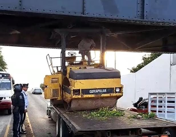 (VIDEO) Tráiler que transportaba una máquina se atora en el Puente Negro en Culiacán