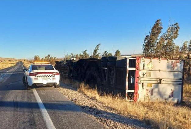 ¡Viento del demonio! Vendavales de casi 100 km/h derriban tráileres y postes en Chihuahua y Baja California