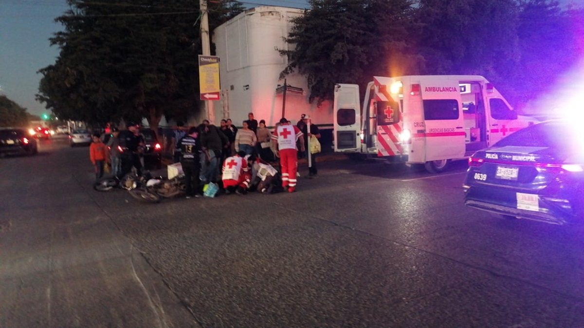 Tres personas resultan lesionadas al chocar dos motocicletas en Guasave