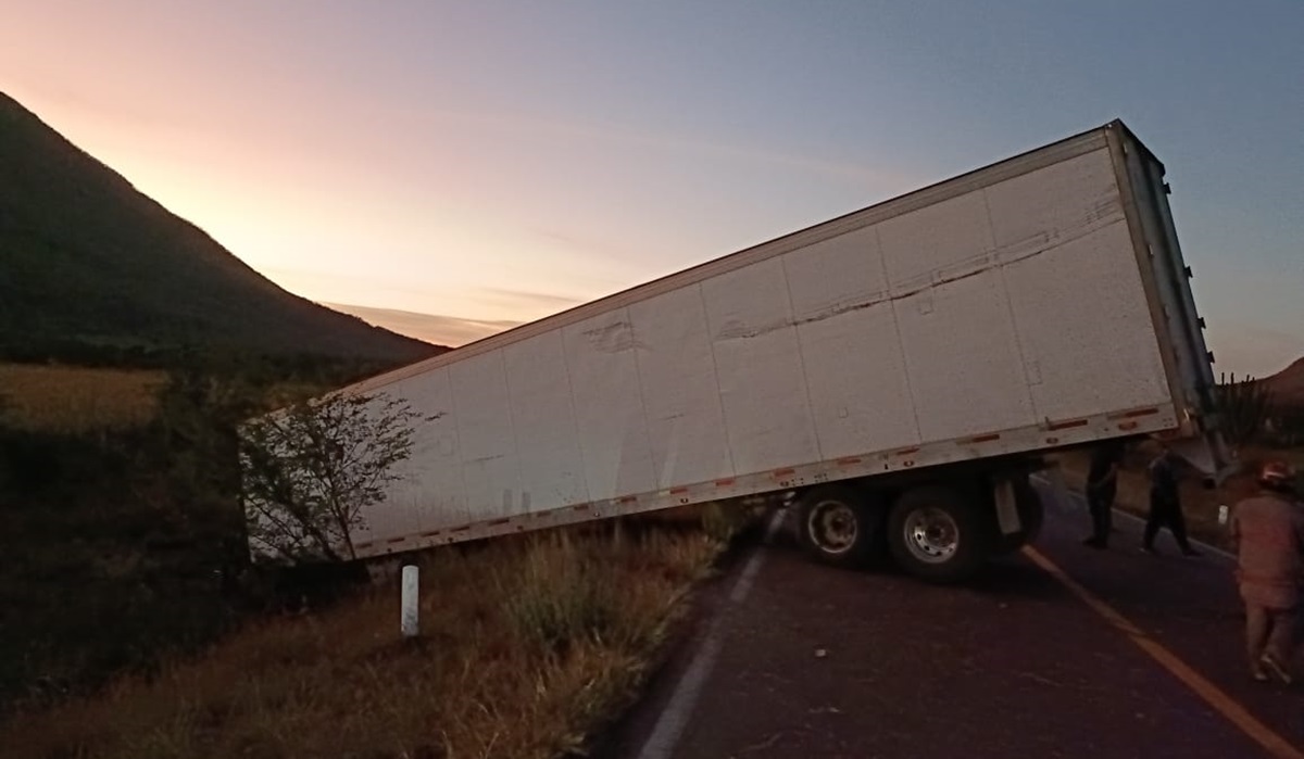 Dos tráileres chocan sobre la México 15 en Salvador Alvarado; hay un lesionado  