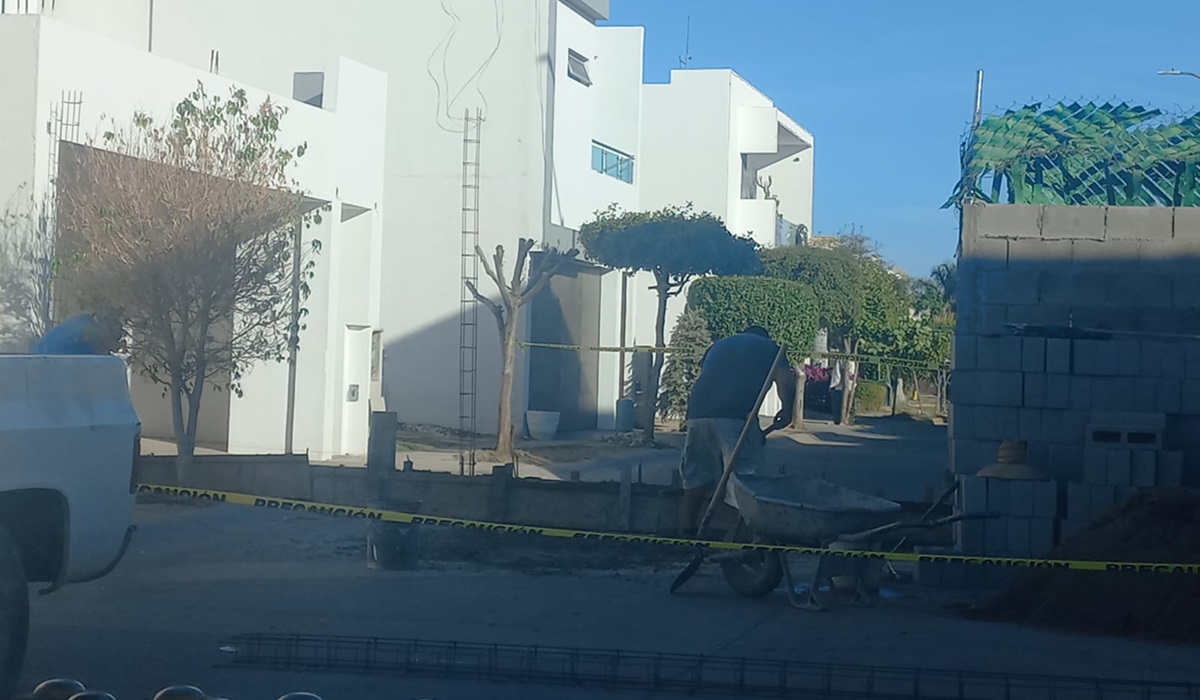 ¡Echó barda! Acusan a vecino de cerrar calle en Porta Fe, Culiacán