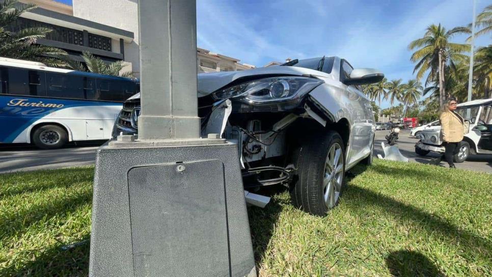 Vehículo termina sobre el camellón central tras impactar a una pulmonía en Mazatlán