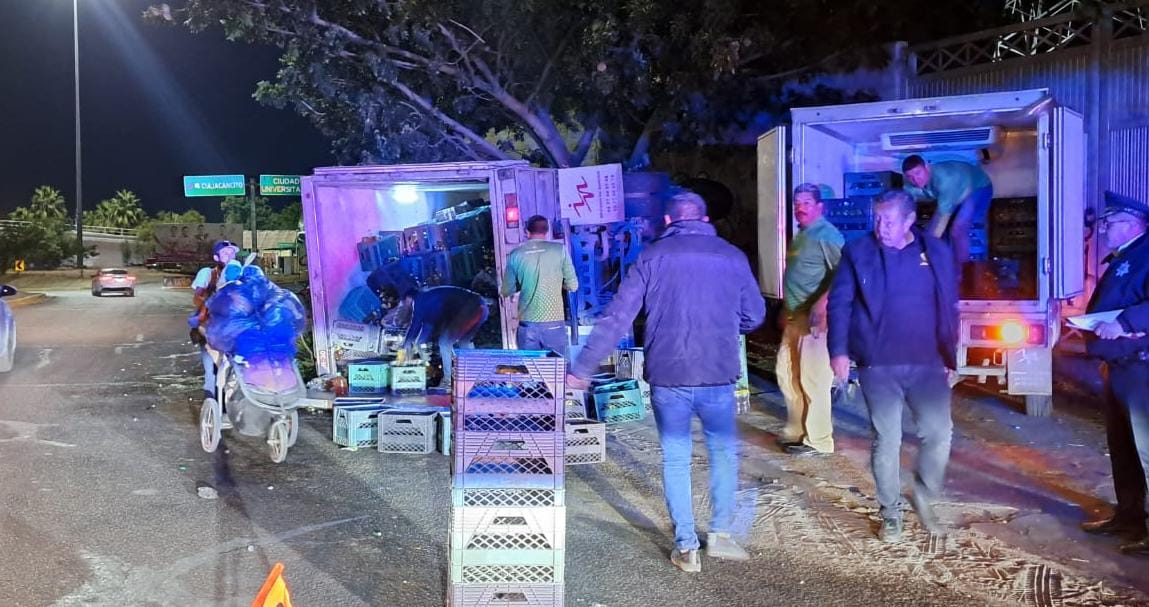 ¡Vuelan los tés! Camión de carga vuelca en Culiacán y se arma la rapiña
