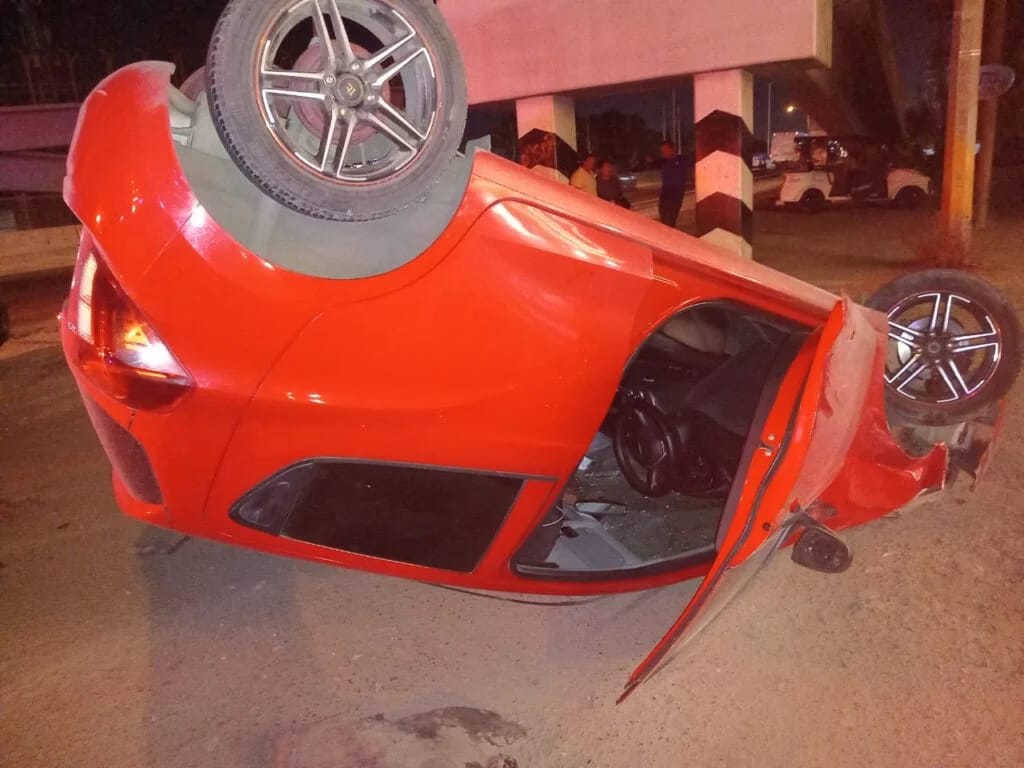 Mujer resulta lesionada tras volcar en su unidad sobre la carretera México 15 en Mazatlán