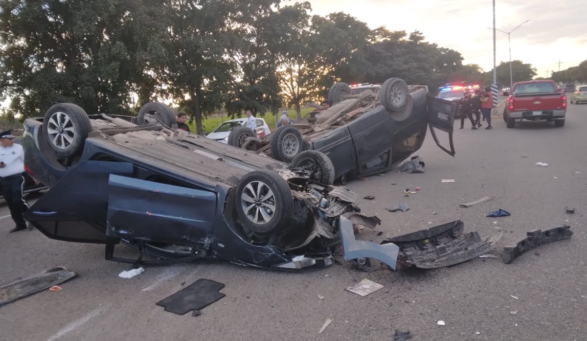 Vuelcan dos vehículos tras chocar sobre la Culiacán-Navolato; hay seis lesionados