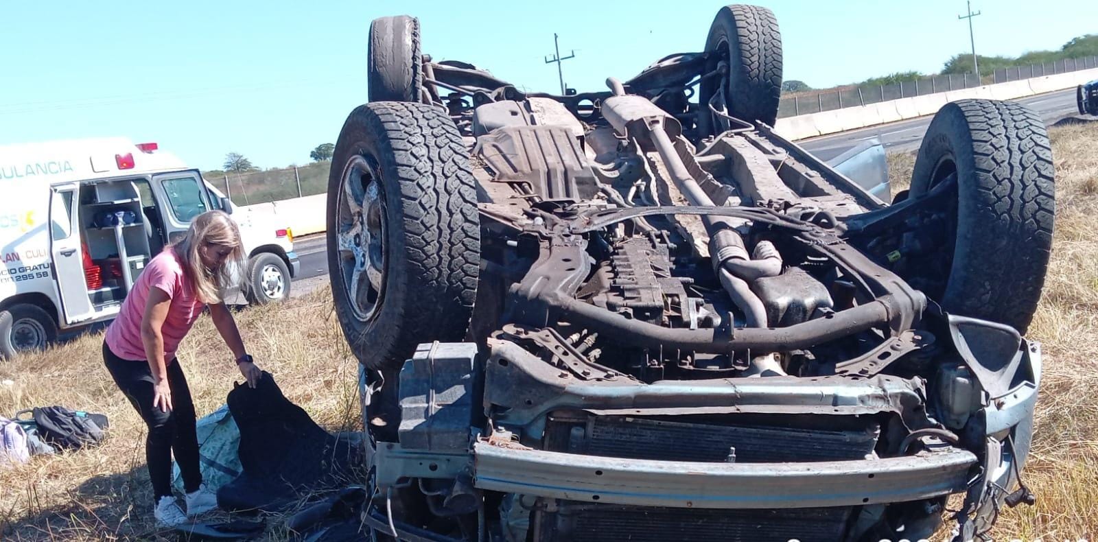 Seis lesionados tras volcadura sobre la carretera de cuota Mazatlán-Culiacán en San Ignacio