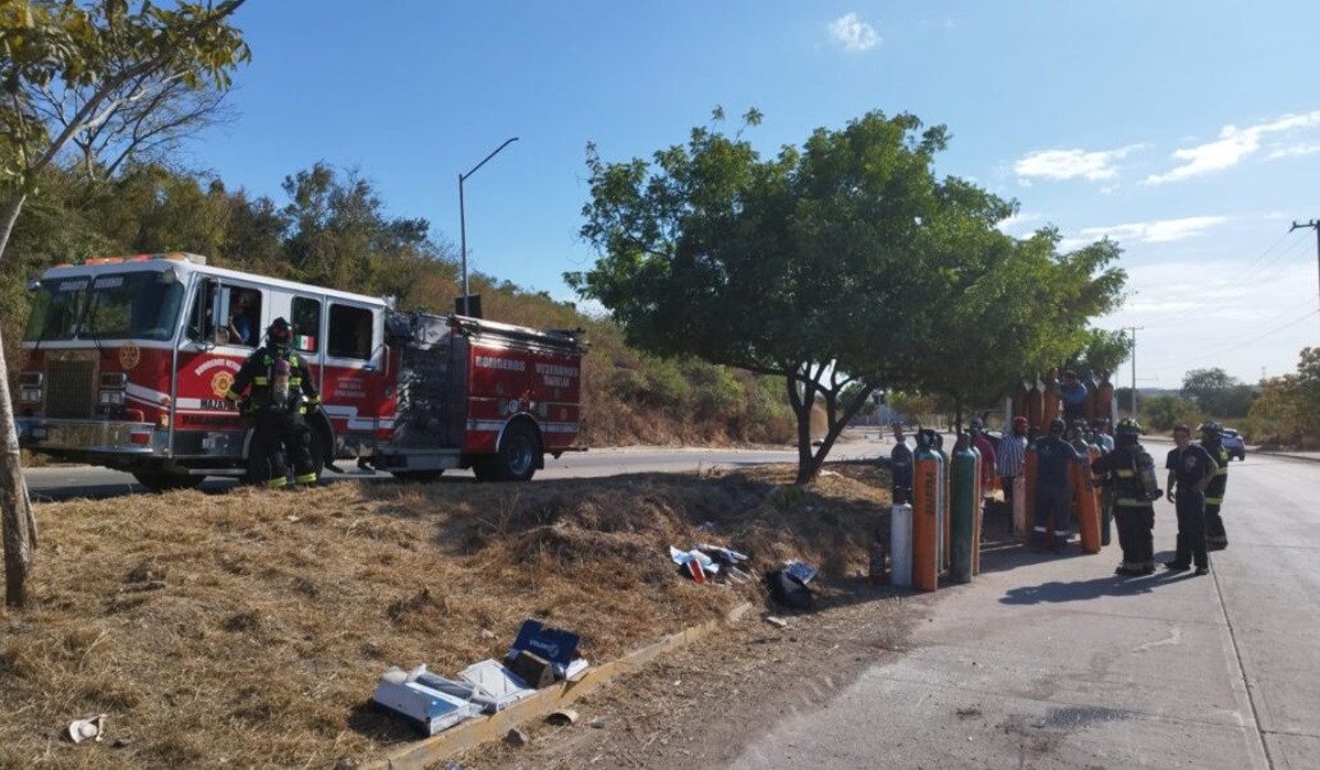 Vuelca camión cargado con tanques de oxígeno en Mazatlán