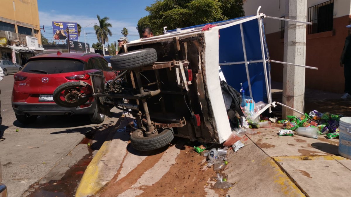 Frutero pierde las ganancias del día tras colisión en el sector centro de Los Mochis