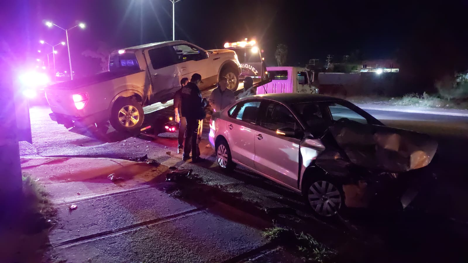 Accidente en Los Mochis deja tres personas lesionadas y cuantiosos daños materiales