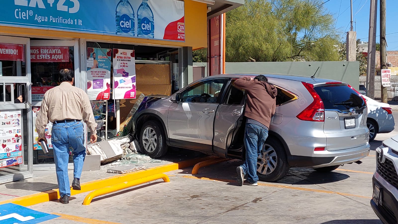 Adulta mayor se equivoca de pedal y termina dentro de una tienda de conveniencia en Los Mochis