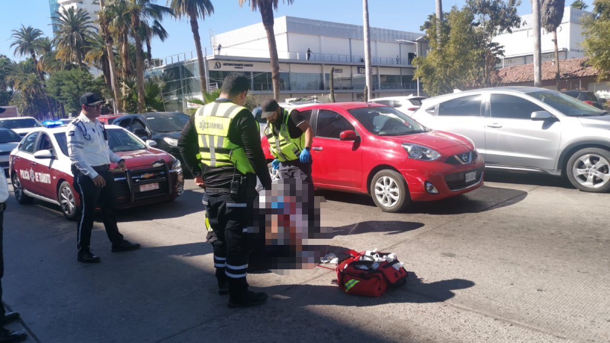 Adulto mayor es embestido por un automóvil en Los Mochis; el responsable huyó del lugar del accidente
