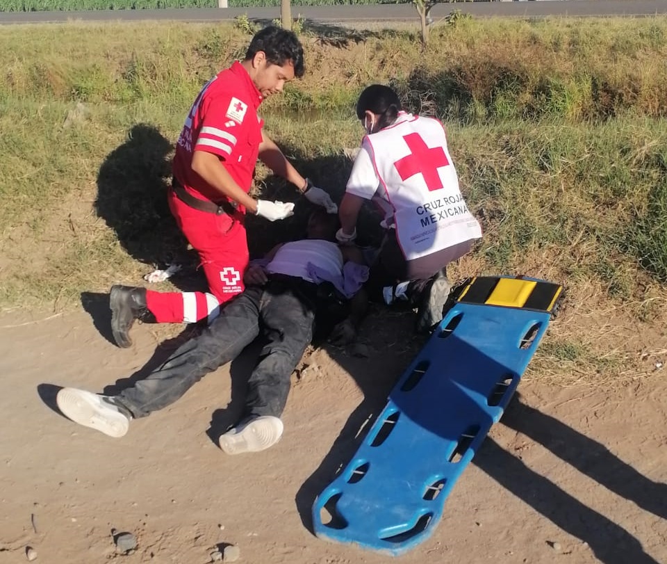 Álvaro termina en el hospital tras accidentarse en su motocicleta en Cortines, Guasave