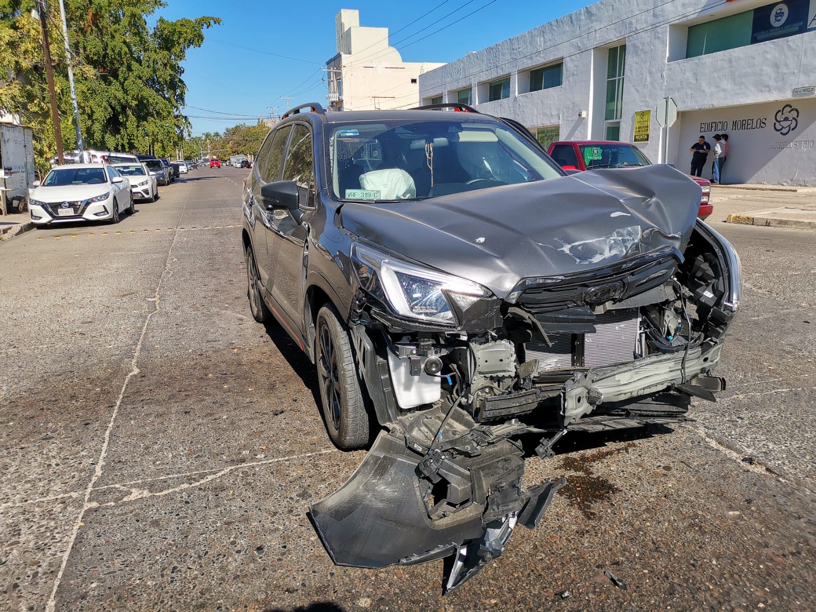 Aparatoso accidente en sector centro de Los Mochis deja una persona lesionada y daños materiales