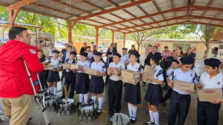 SEPyC apoya con calzado a banda de guerra de la primaria Ricardo Flores Magón
