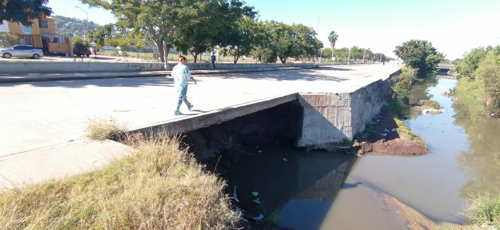 Arroyo Jabalíes provoca socavón en la Avenida del Sol en Mazatlán