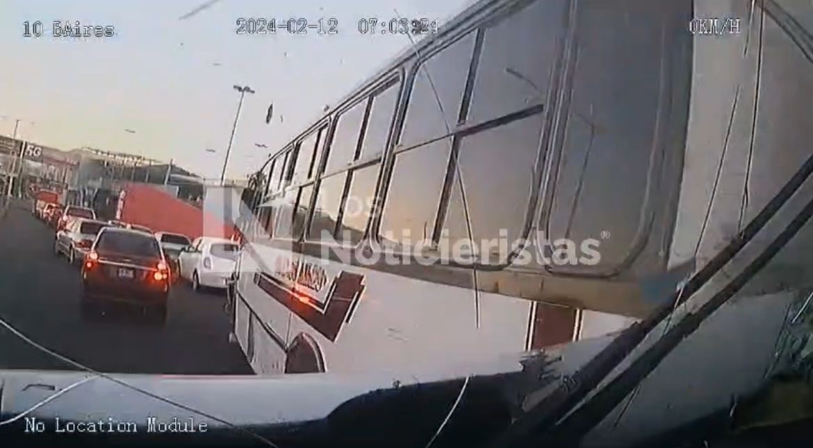 (VIDEOS) ¡Fuerte impacto! Así fue el choque de camiones en Culiacán, que quedó grabado en sus cámaras de seguridad