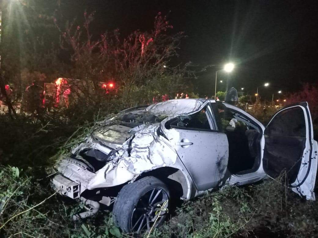 Automóvil termina volcado tras chocar sobre la avenida Óscar Pérez Escobosa en Mazatlán