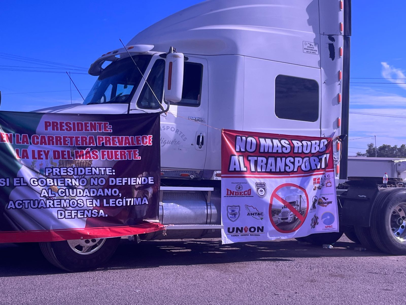Bloqueo de transportistas en la México 15, en Guasave genera fuerte caos vial