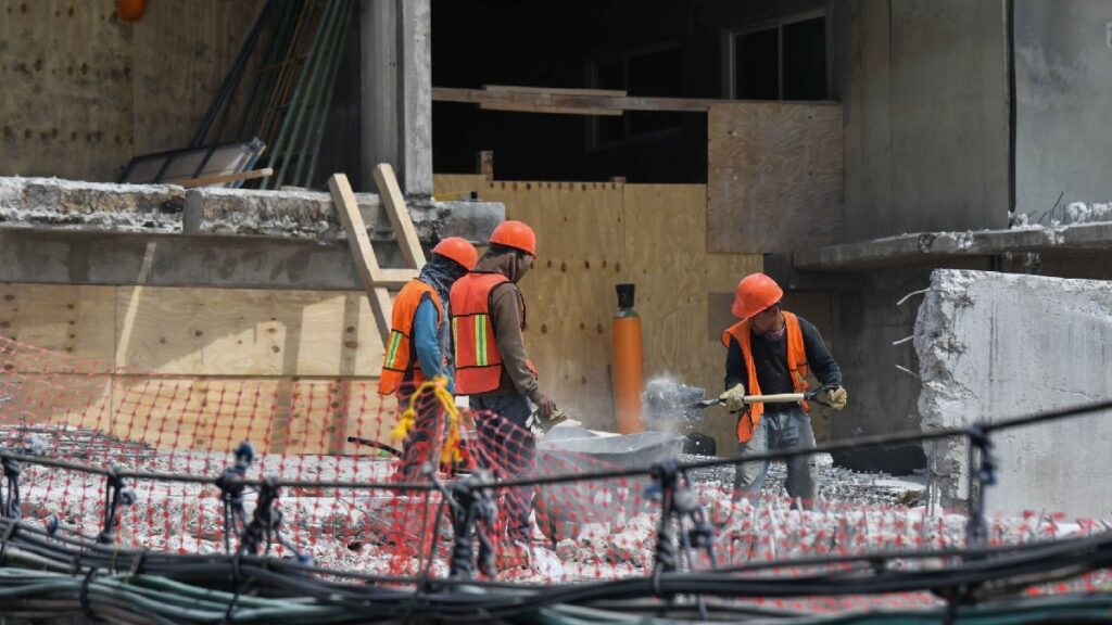 Siete trabajadores lesionados dejó caída de estructuras del Trolebús elevado en CDMX