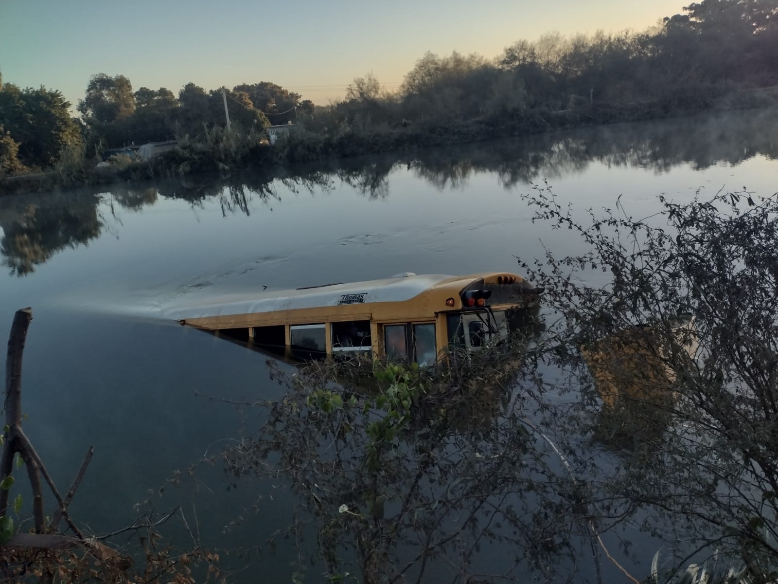 ¡Otra de camiones! Cae autobús con jornaleros a un canal en Guasave