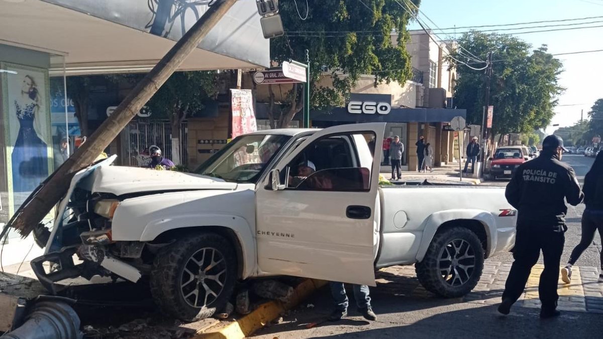 Camioneta derriba poste de telefonía en el centro de Guasave 