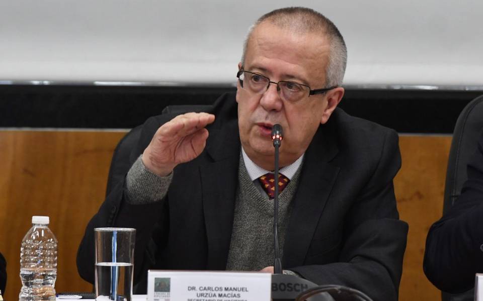 AMLO lamenta muerte de Carlos Urzúa y acusa a los ‘conservadores’ de calumniar al Gobierno por el hecho