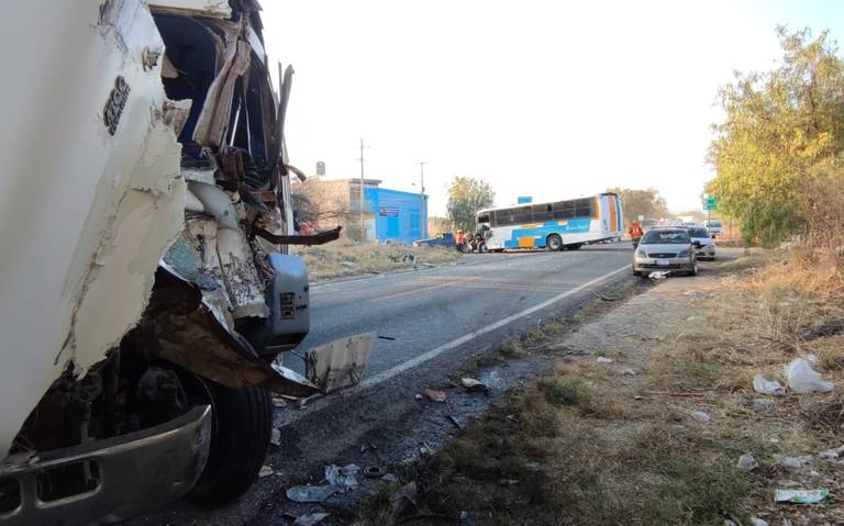 Encontronazo | Dos autobuses chocan en carretera de León, hay decenas de lesionados