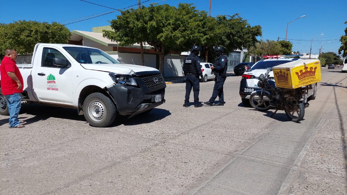 Choque entre una moto y una camioneta deja a un hombre lesionado en Guamúchil
