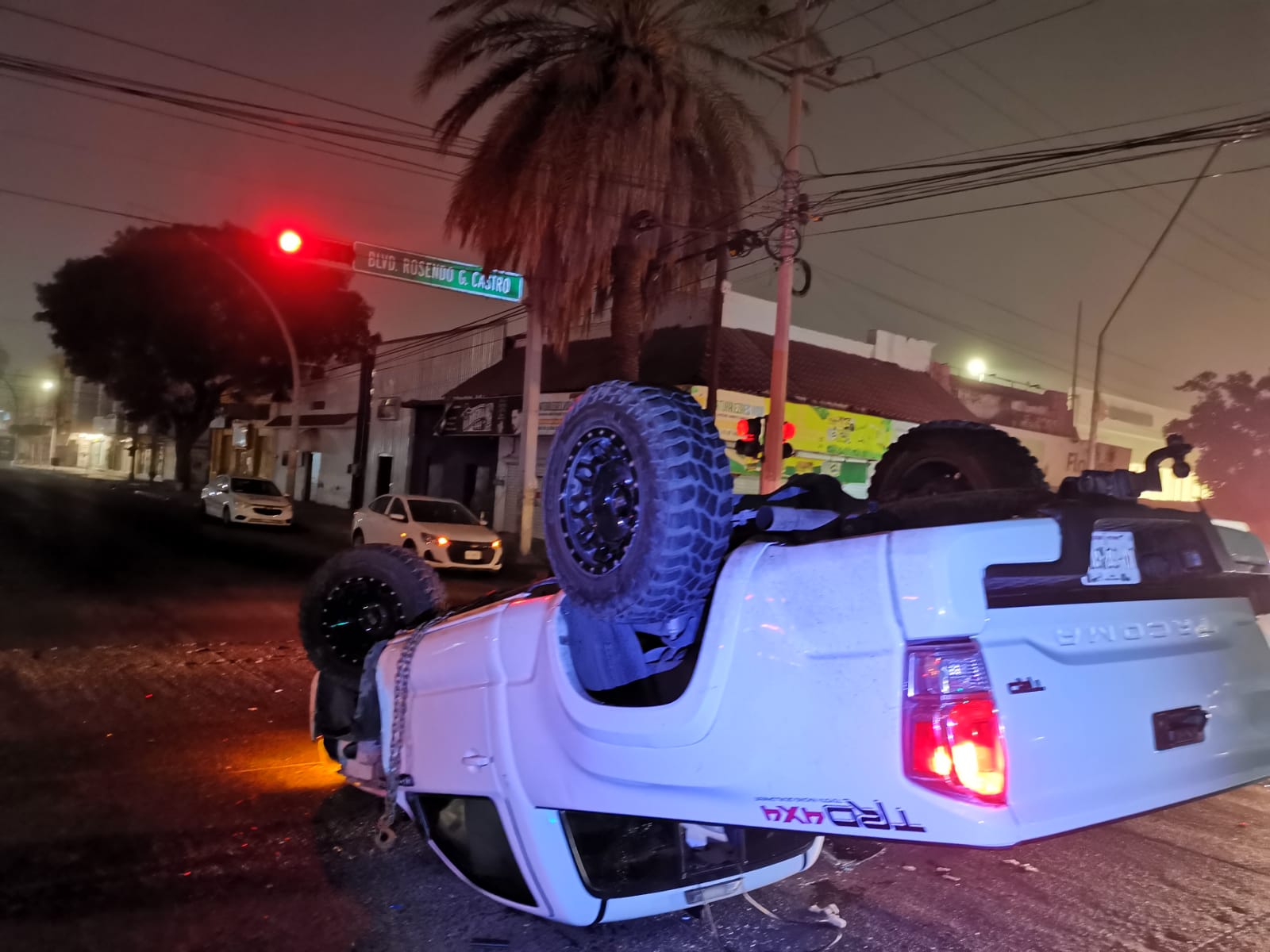 Choque y volcadura en el Centro de Los Mochis deja dos personas lesionadas