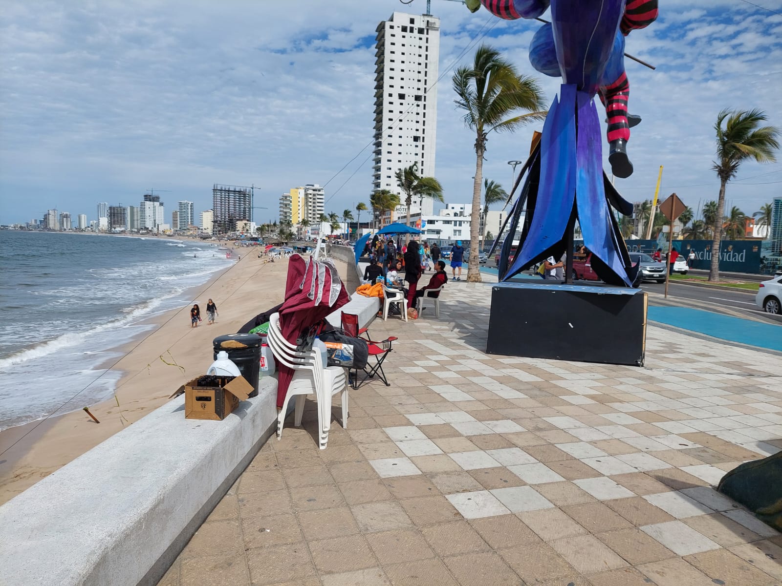 Colchones, sillones y hasta un asador ha retirado Oficialía Mayor del malecón de Mazatlán en el Carnaval