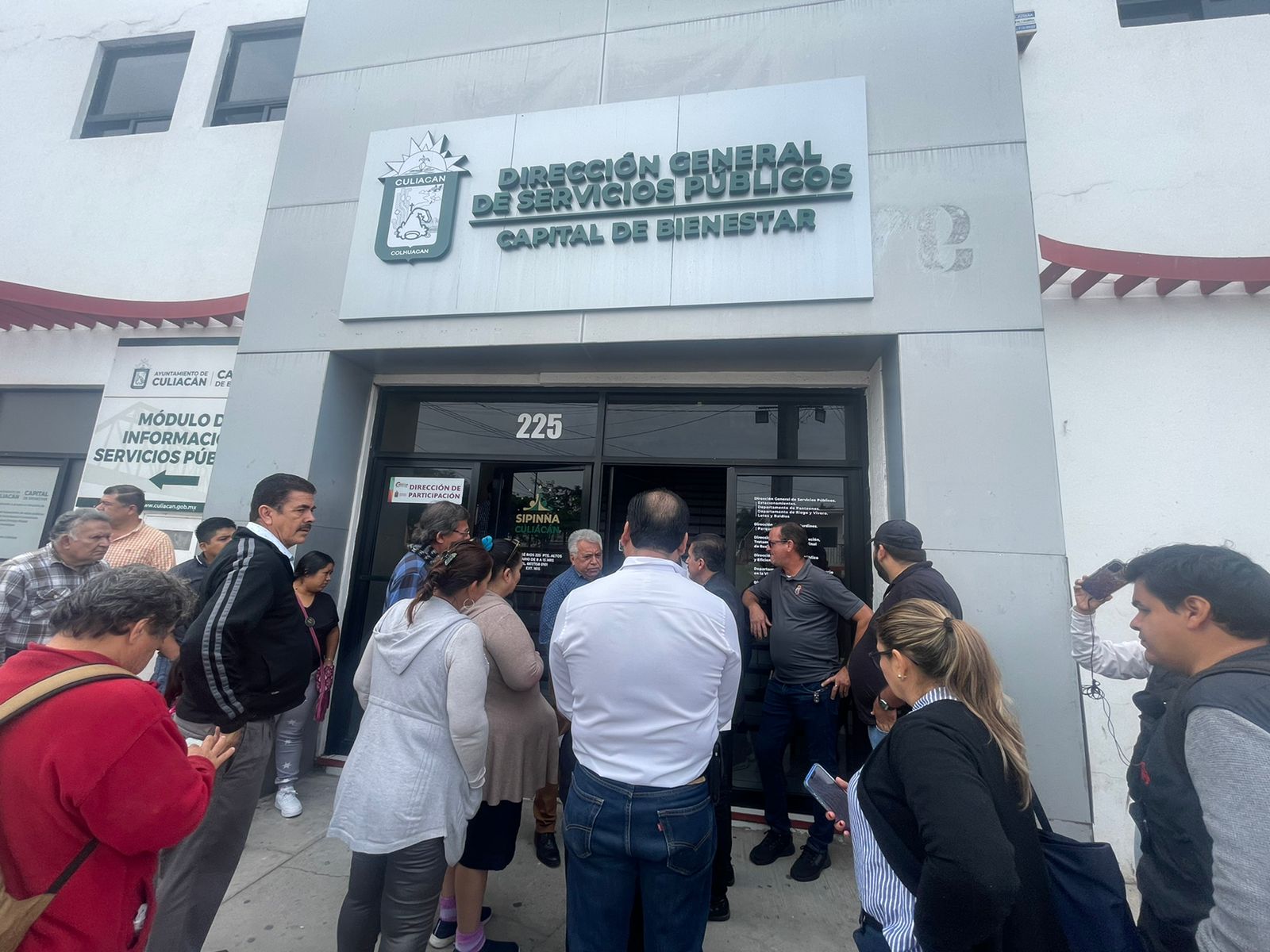 Comerciantes toman oficinas de Servicios Públicos en Culiacán; denuncian entrega irregular de permisos a ambulantes