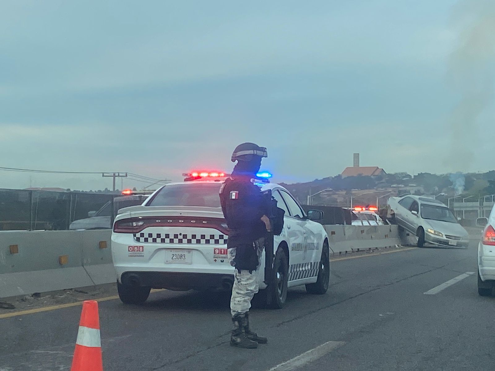 Conductor de un Honda choca contra el muro de contención sobre La Costerita, en Culiacán