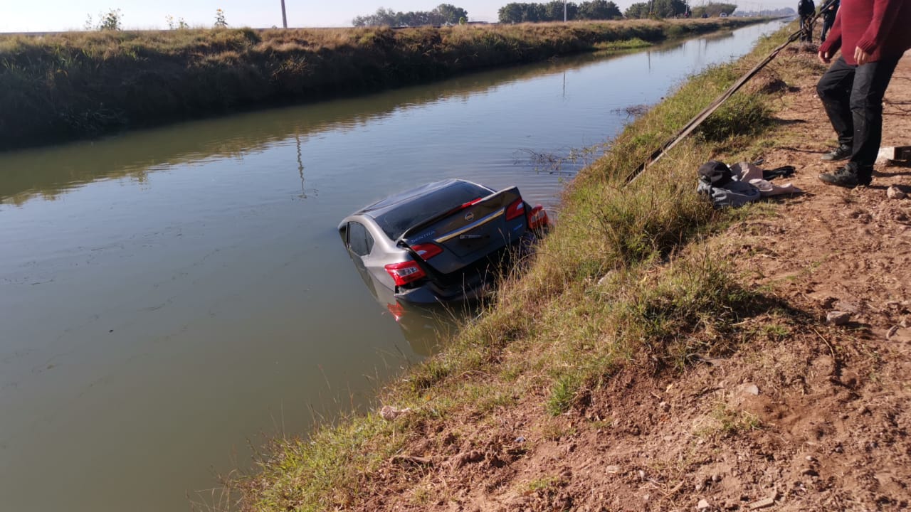 Conductor de un vehículo cae dentro del canal Lateral 18 en Ahome