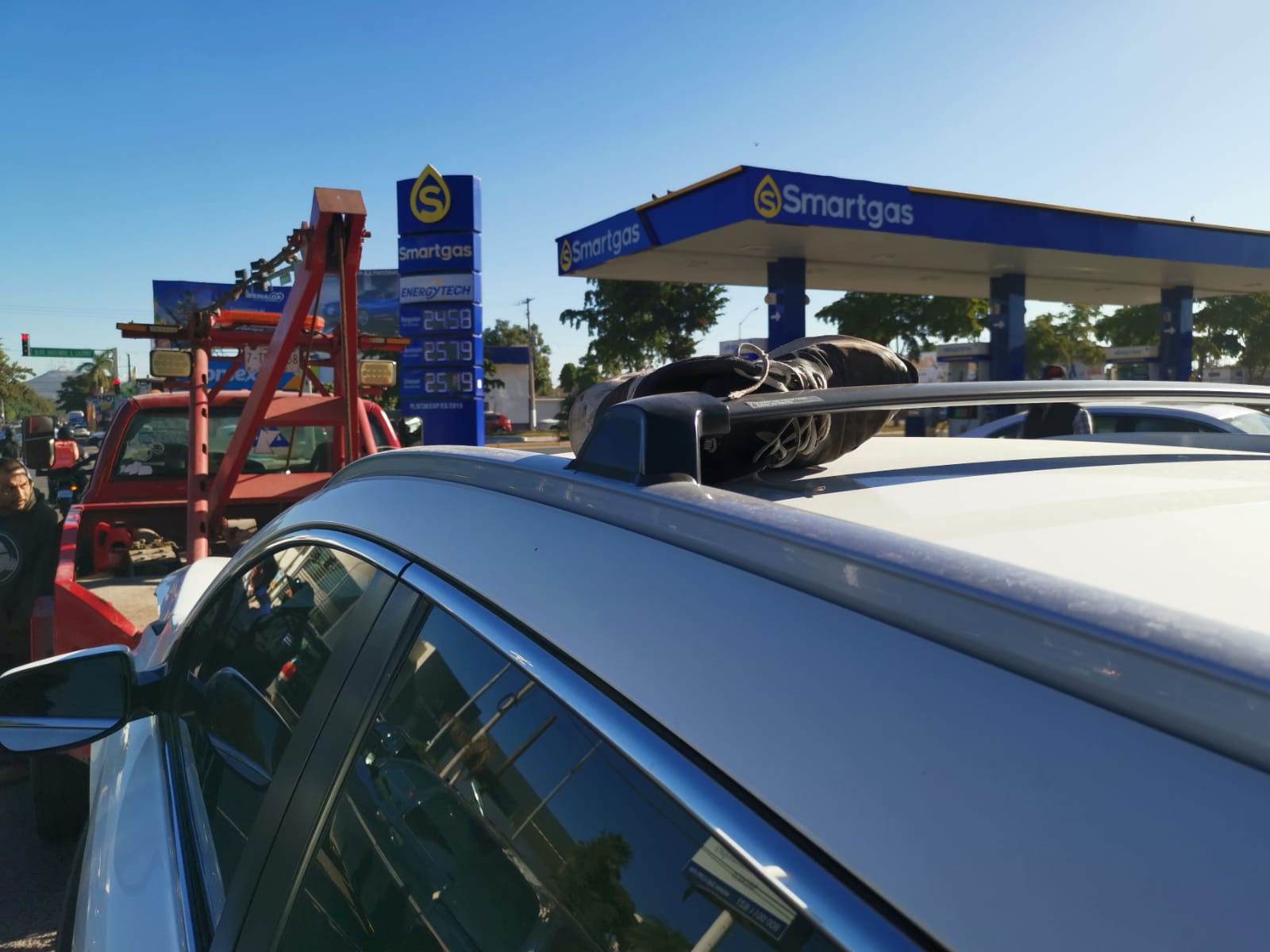 ¡Se lo lleva en el cofre! Conductora atropella a peatón y después huye del lugar, en Los Mochis