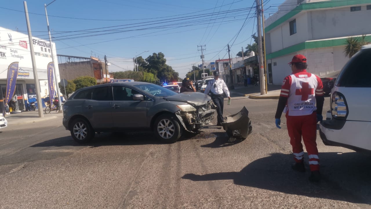Conductora de una vagoneta se pasa el alto y provoca accidente tipo carambola en el sector centro de Los Mochis