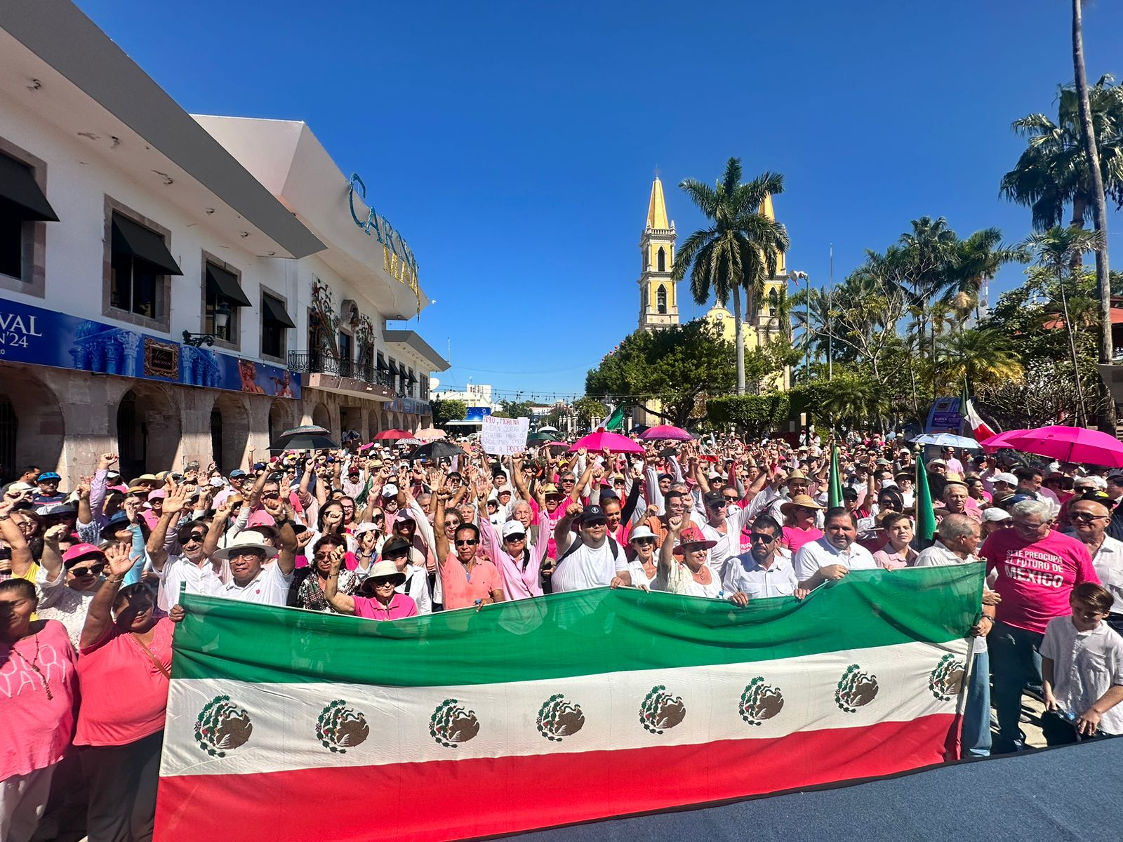 ‘Democracia sí, dictadura no’ se oyó en Mazatlán en la marcha por la defensa de la democracia